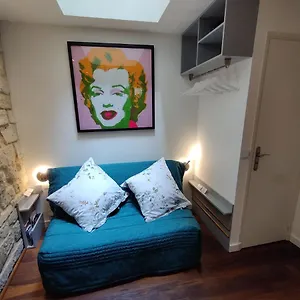 Romantic Tiny House Inside Montmartre Apartment